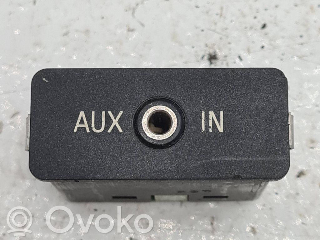 AUX-pistokeliitin   61316986791