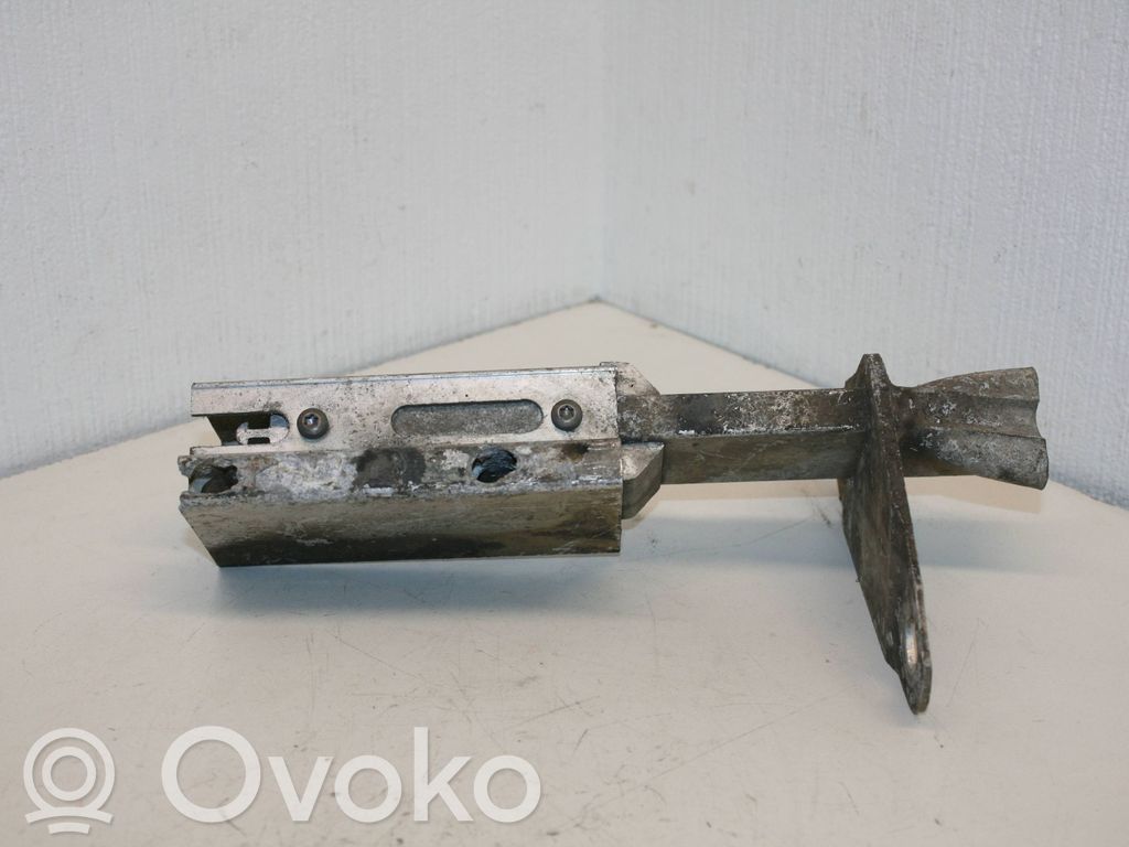 Audi A4 S4 B5 8D Soporte de montaje del parachoques trasero 