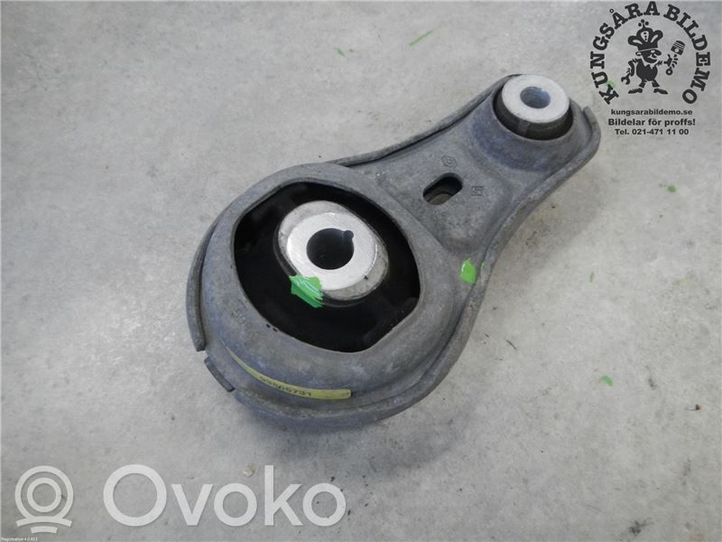 Opel Vivaro Engine mount bracket 