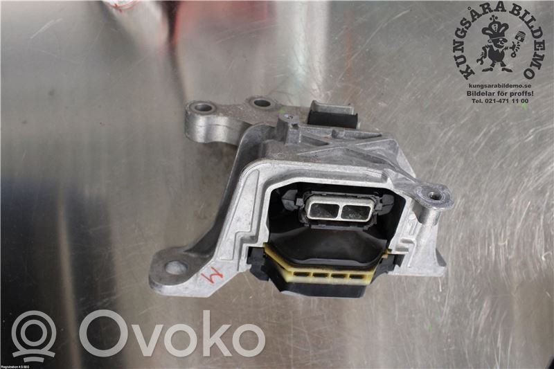 Ford Focus Engine mounting bracket 