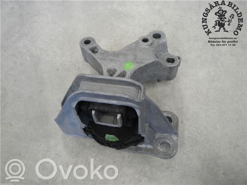 Nissan Qashqai Engine mounting bracket 