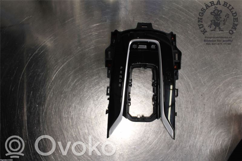 Toyota Corolla E210 E21 Pavarų perjungimo svirties apdaila (plastikinė) 
