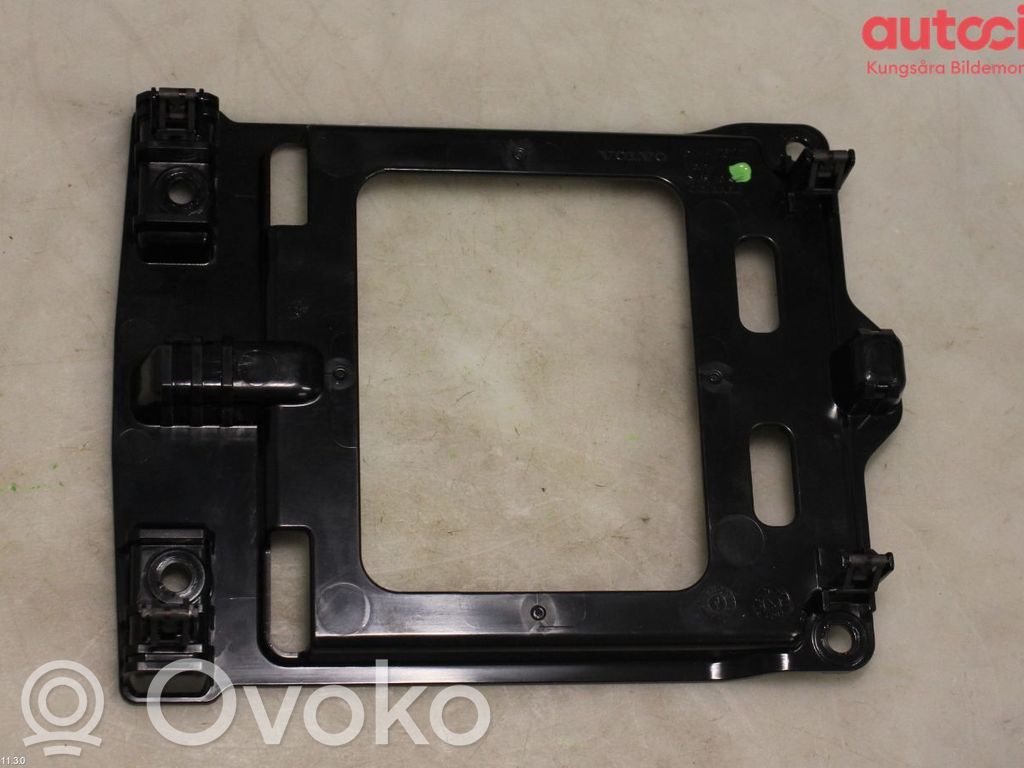 Volvo XC40 Radio/GPS head unit trim 
