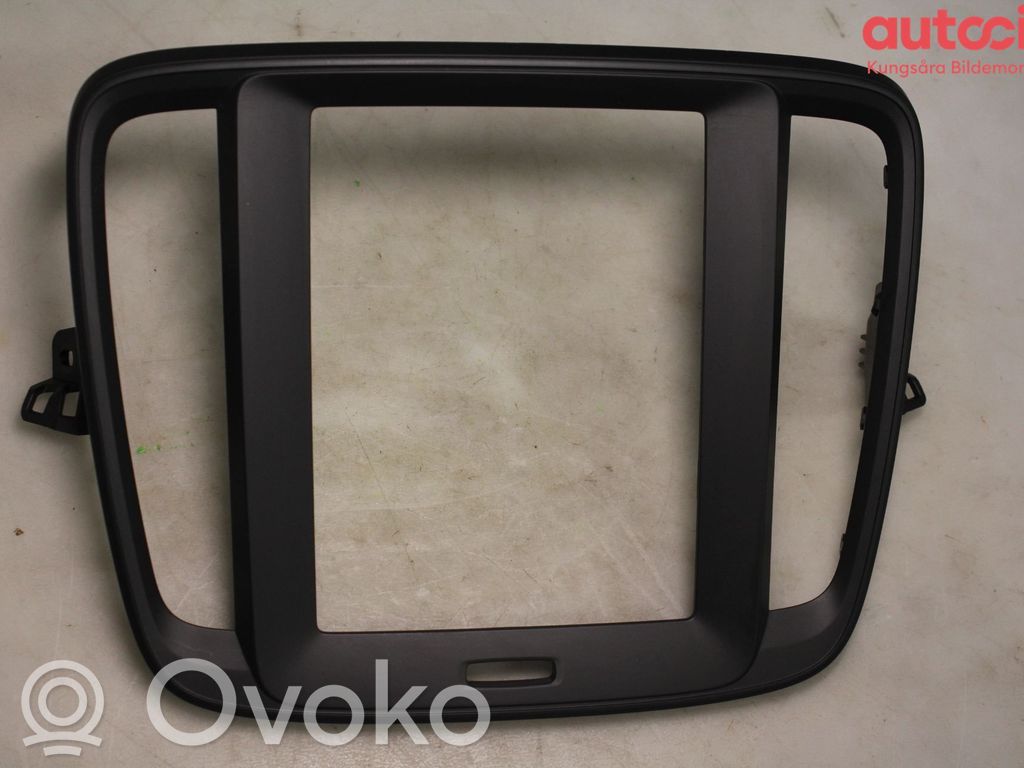 Volvo XC40 Rămă unitate radio/GPS 