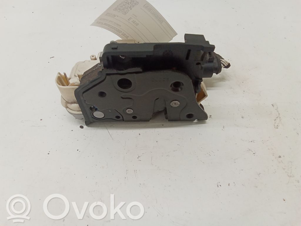 Volkswagen PASSAT B6 Etuoven lukko 