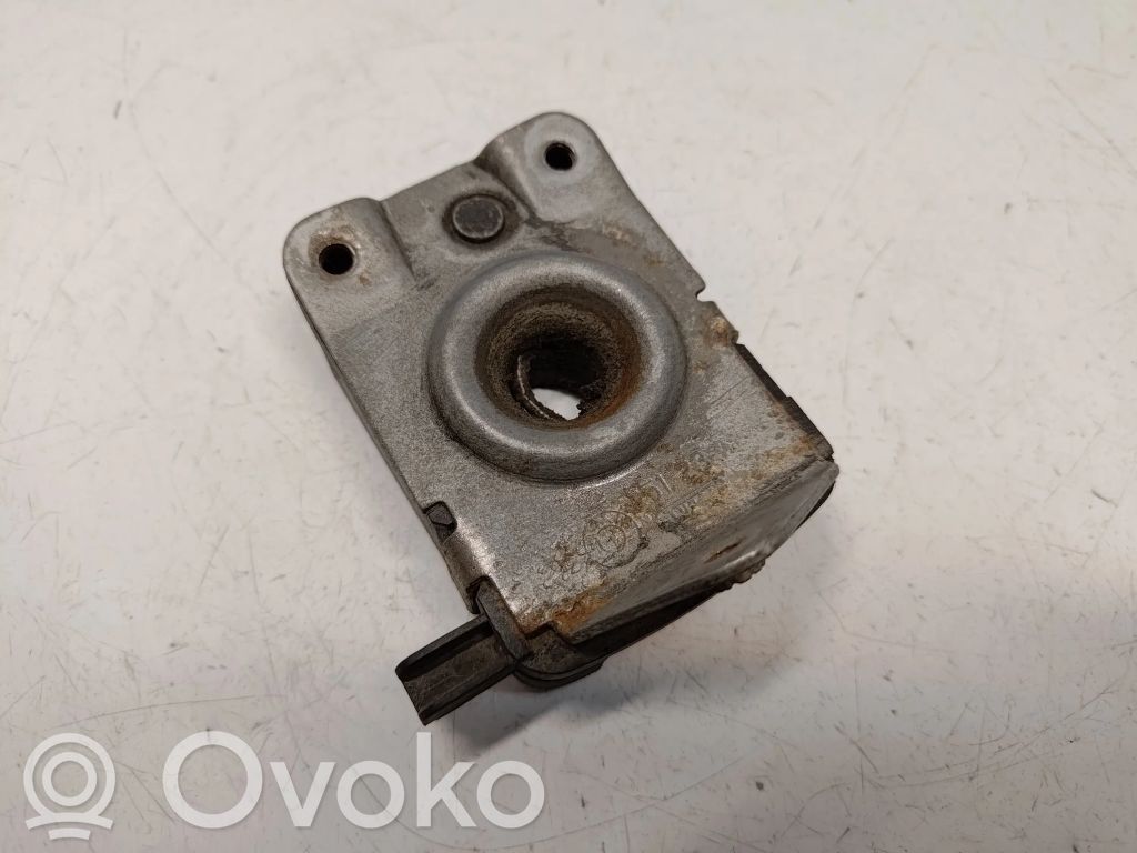 BMW 5 E39 Dzinēja pārsega slēdzene 