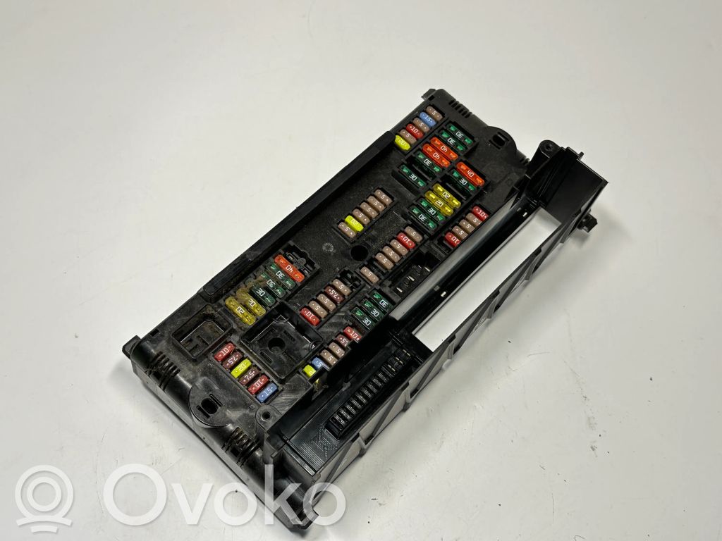 BMW 5 F10 F11 Ramka / Moduł bezpieczników 