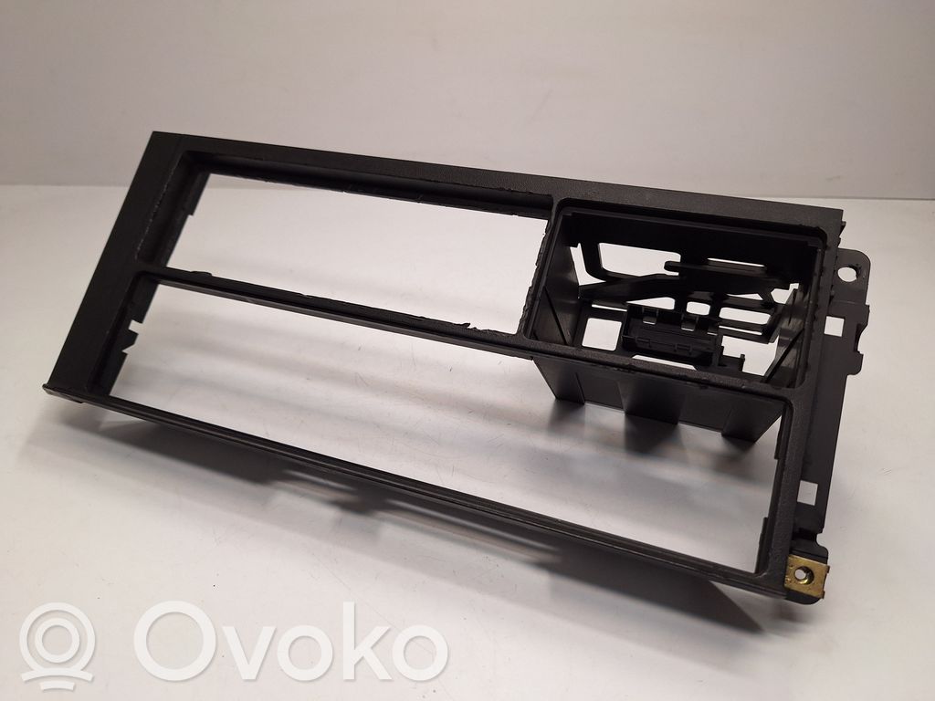 BMW 5 E34 Kita panelės detalė 