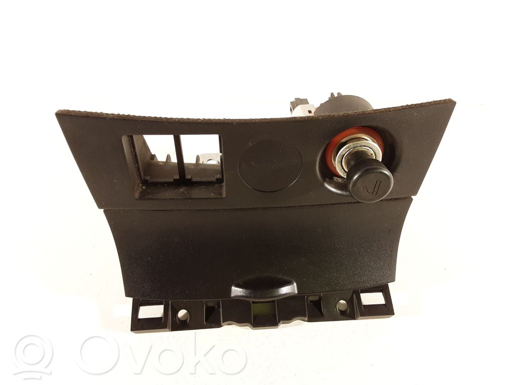 Mazda 3 I Console centrale avant, garniture d'allume-cigare/cendrier 