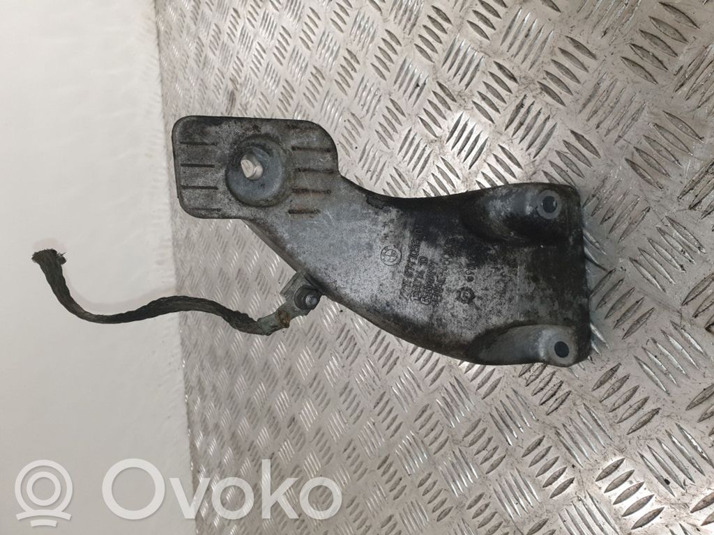 Engine mounting bracket   6777056