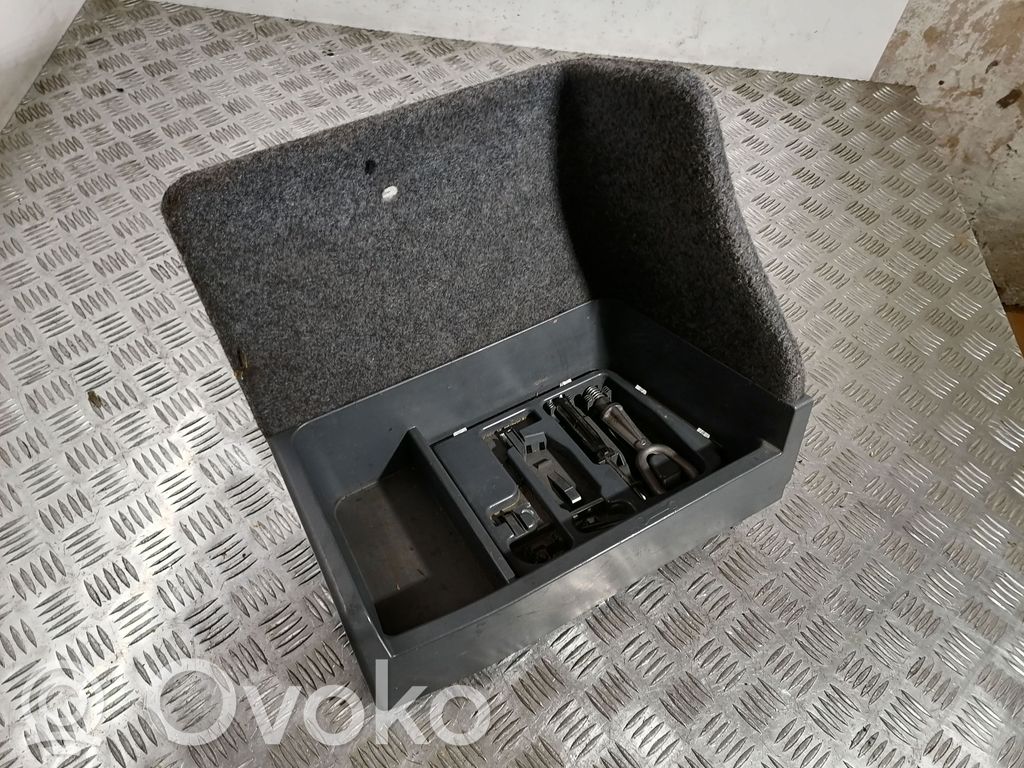 BMW 3 E90 E91 Kita bagažinės apdailos detalė 