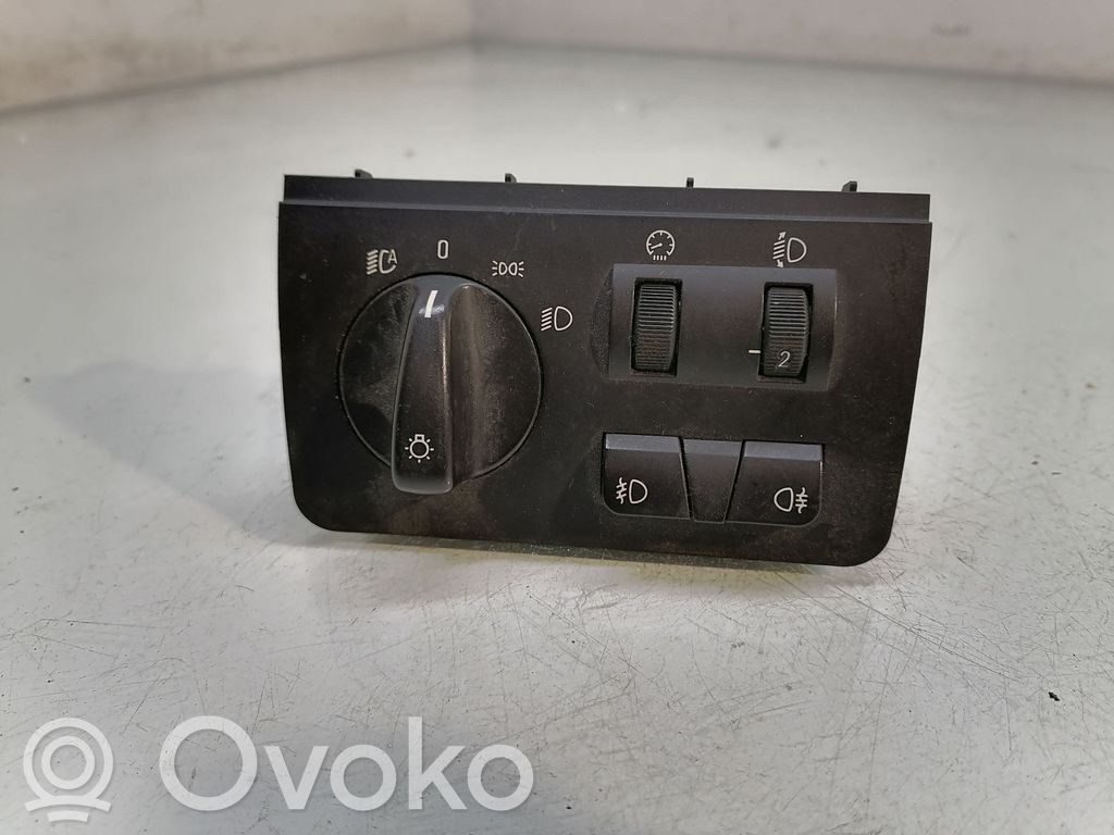 Light switch   6909776