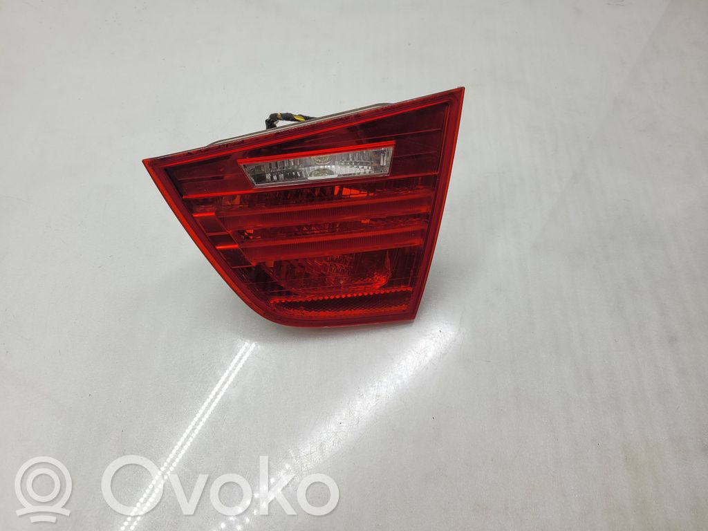 BMW 3 E90 E91 Aizmugurējais lukturis pārsegā 