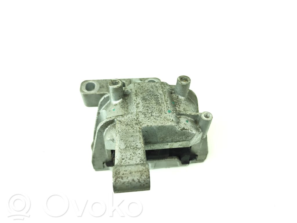 Volkswagen Tiguan Engine mount bracket 