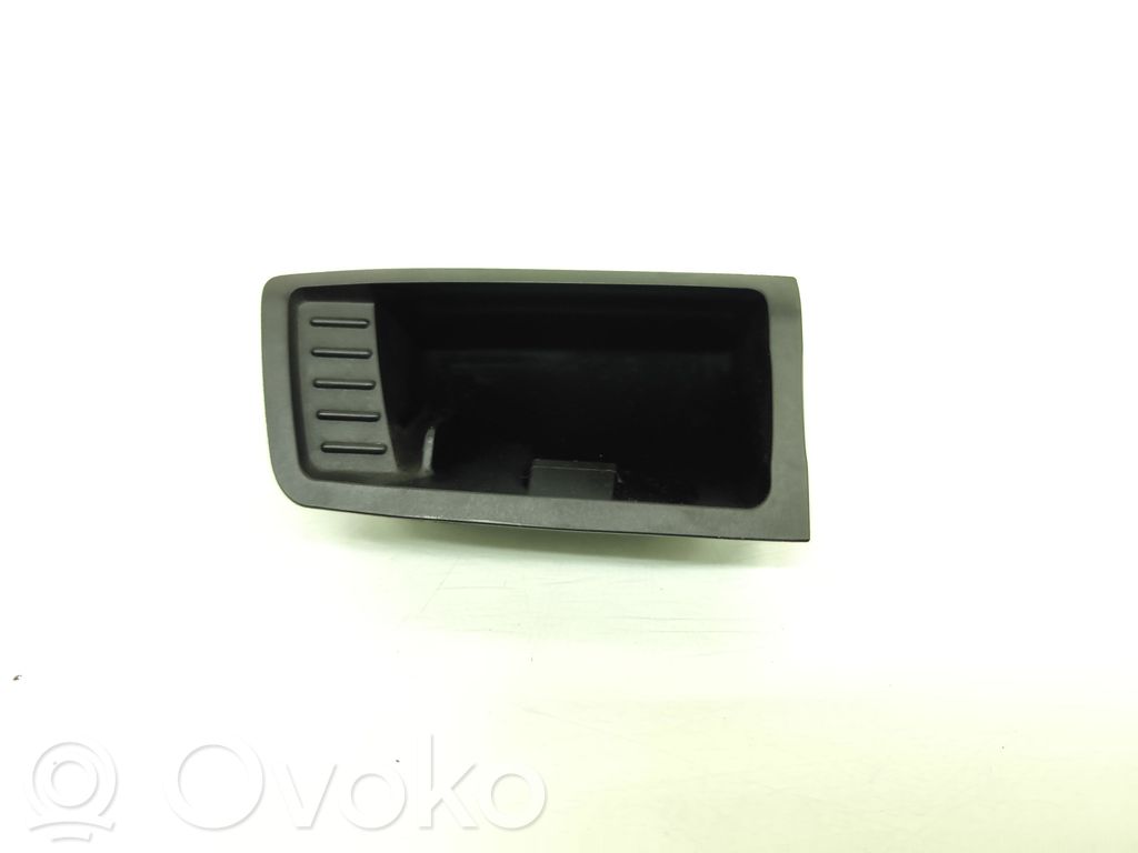 BMW 1 E81 E87 Peleninė panelėje 