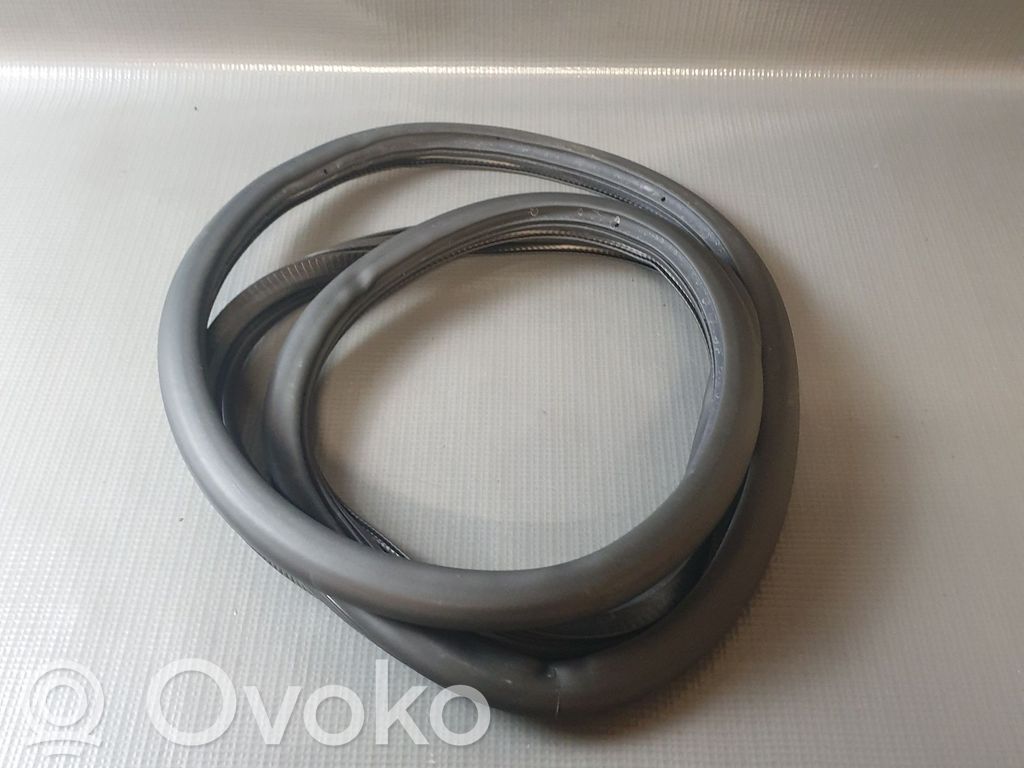 Opel Mokka B Gumowa uszczelka drzwi przednich 