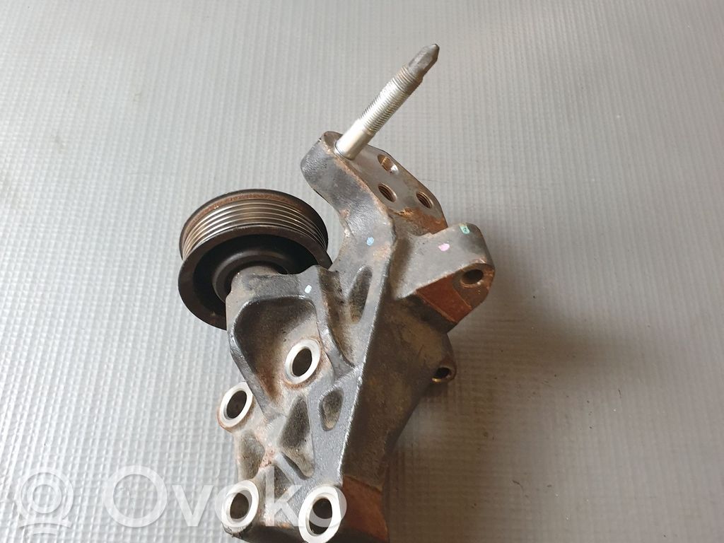 Toyota Avensis T270 Engine mounting bracket 