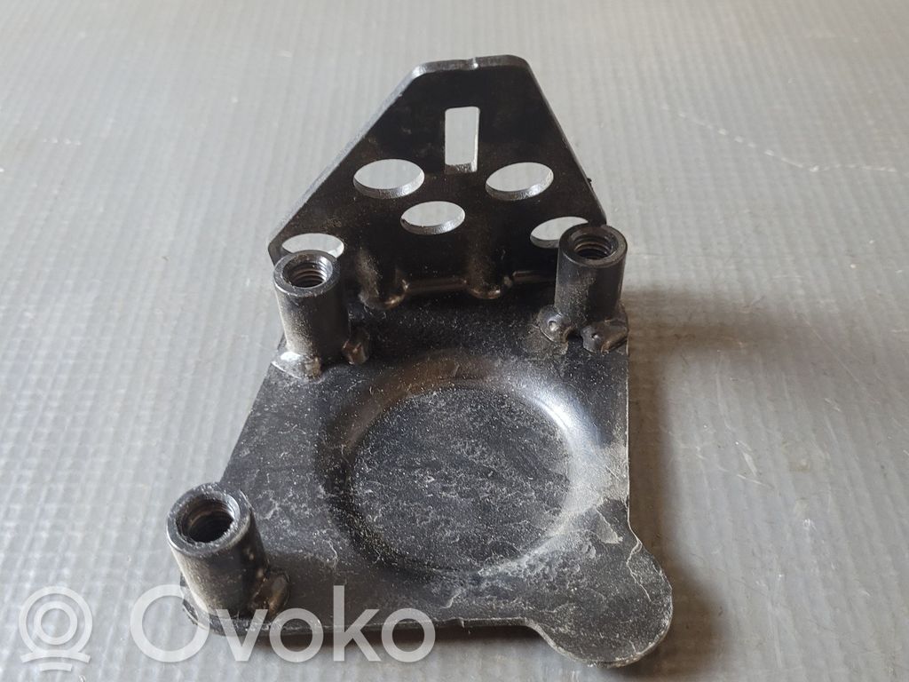 Radiator mount bracket   32298669