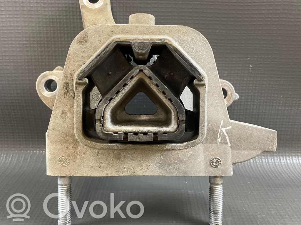 Peugeot 208 II Engine mount bracket 