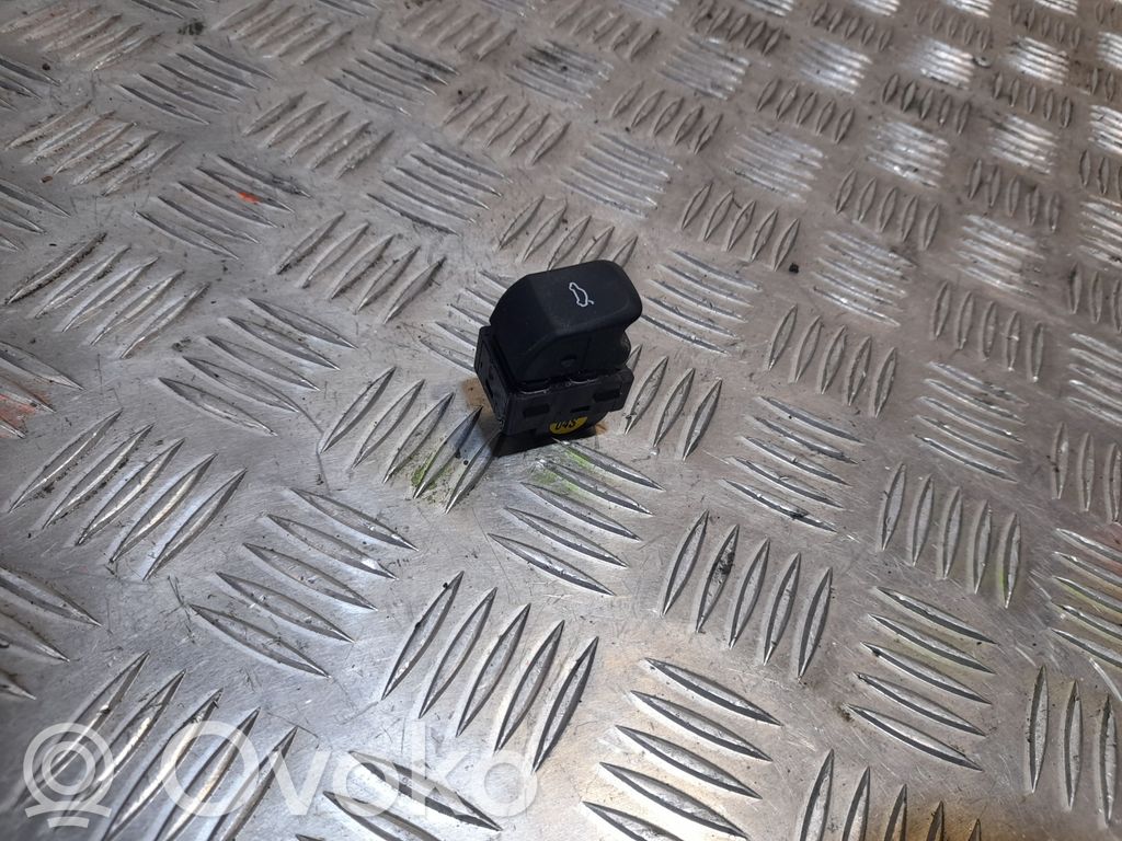 Audi A3 S3 8V Tailgate/boot open switch button 