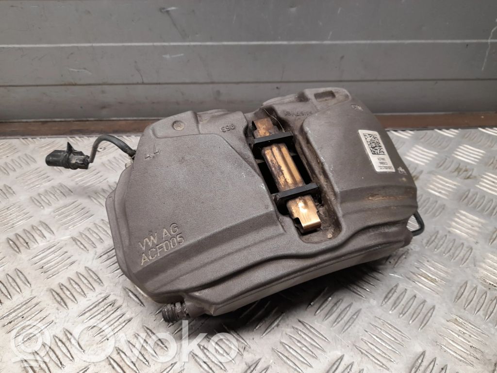 Front brake caliper   8W05CD