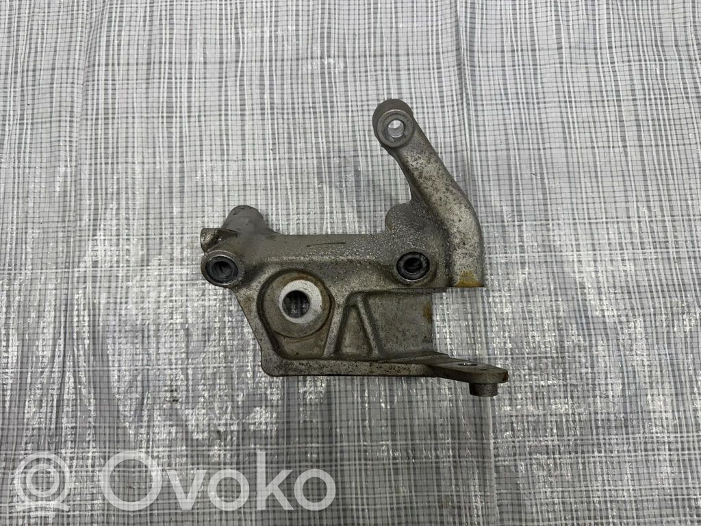 Volvo XC90 Engine mounting bracket 