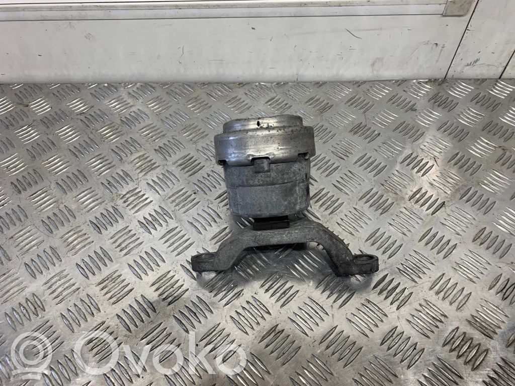 Engine mount bracket   HL8022M05