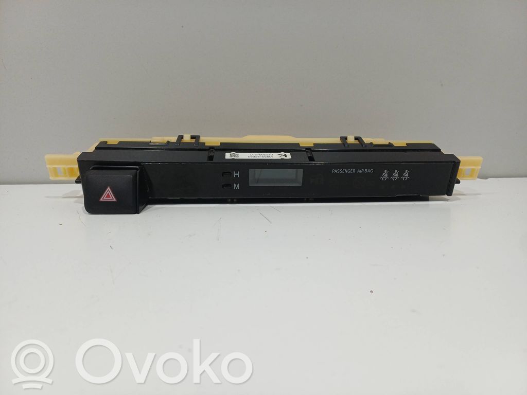 Toyota RAV 4 (XA40) Hazard light switch 