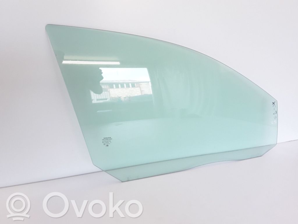 Volvo XC70 Front door window glass four-door 