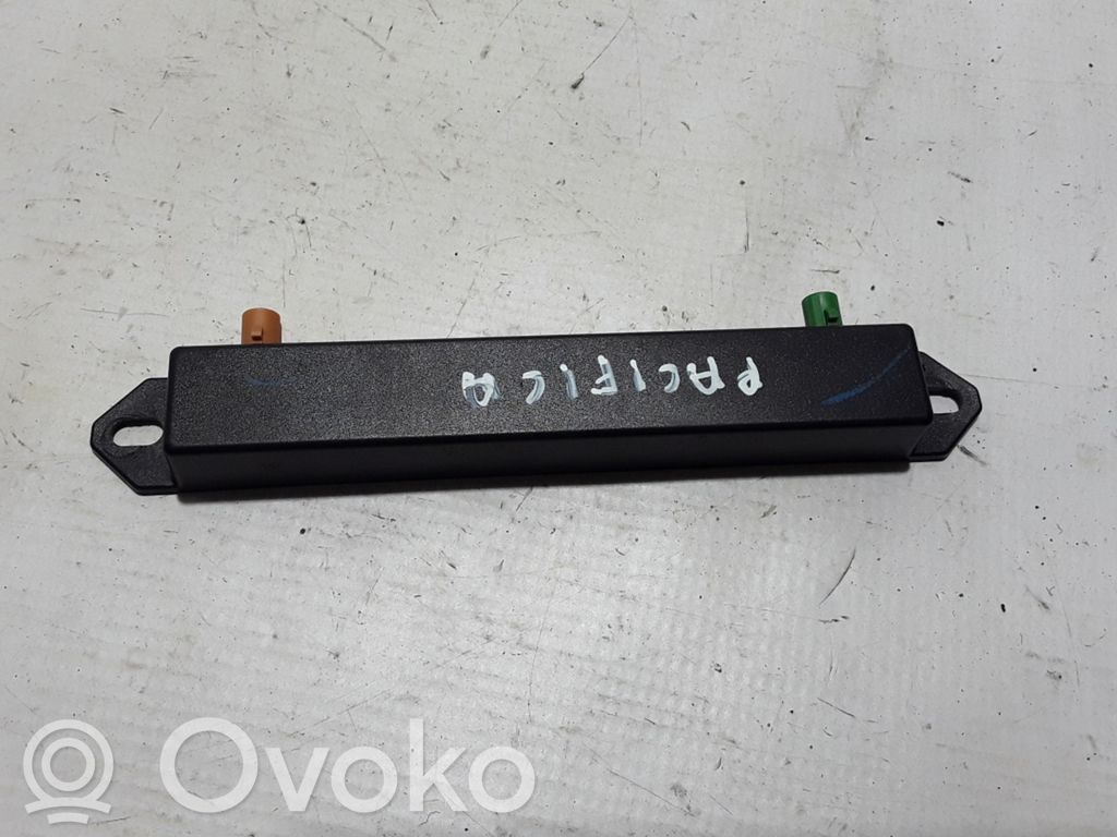 Chrysler Pacifica Aerial antenna amplifier 