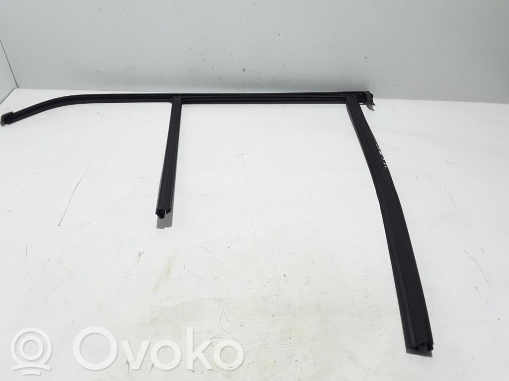 Volvo XC40 Gumowa uszczelka drzwi tylnych 