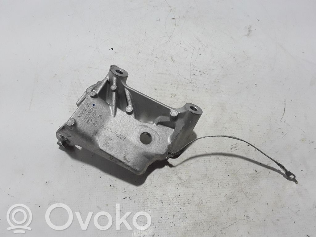 Volvo XC60 Engine mounting bracket 