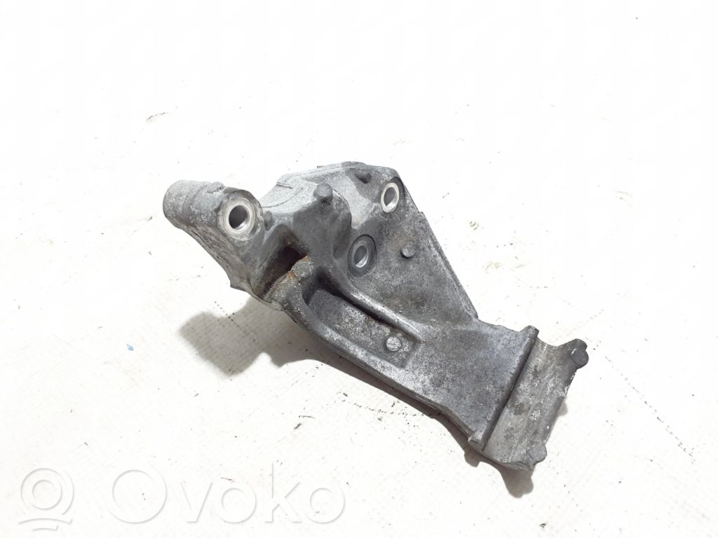 Mazda CX-3 Generator/alternator bracket 