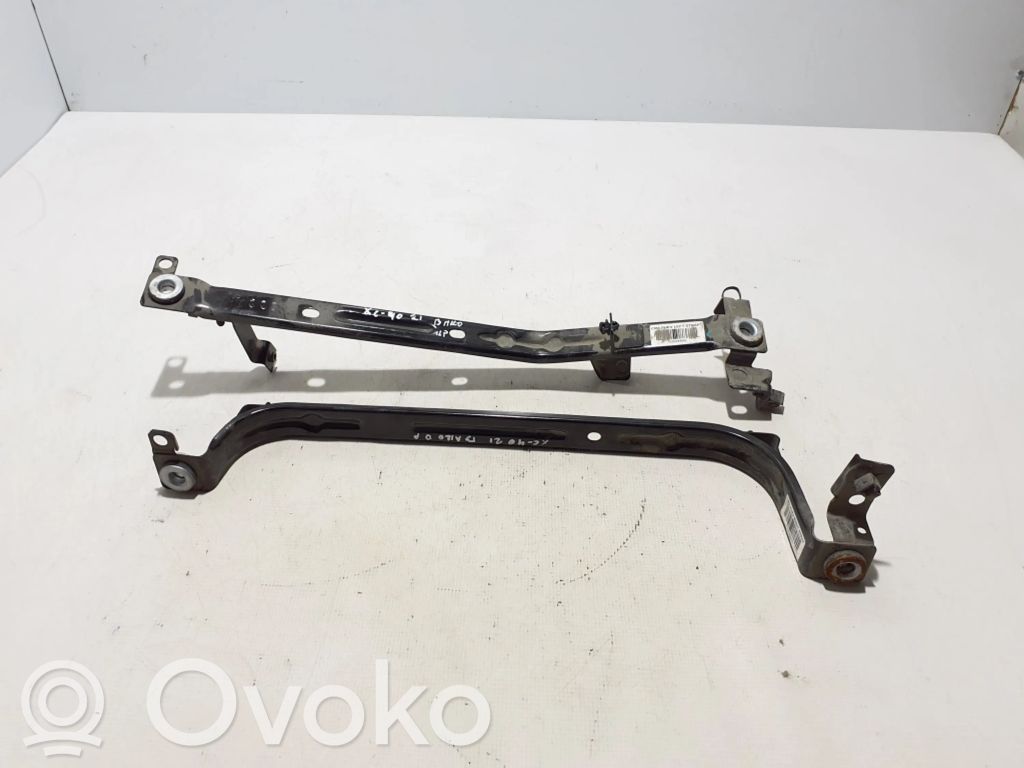 Volvo XC40 Uchwyt / Mocowanie zbiornika paliwa 