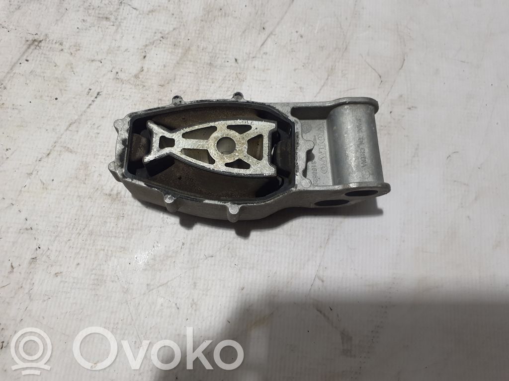 Volvo C40 Engine mounting bracket 