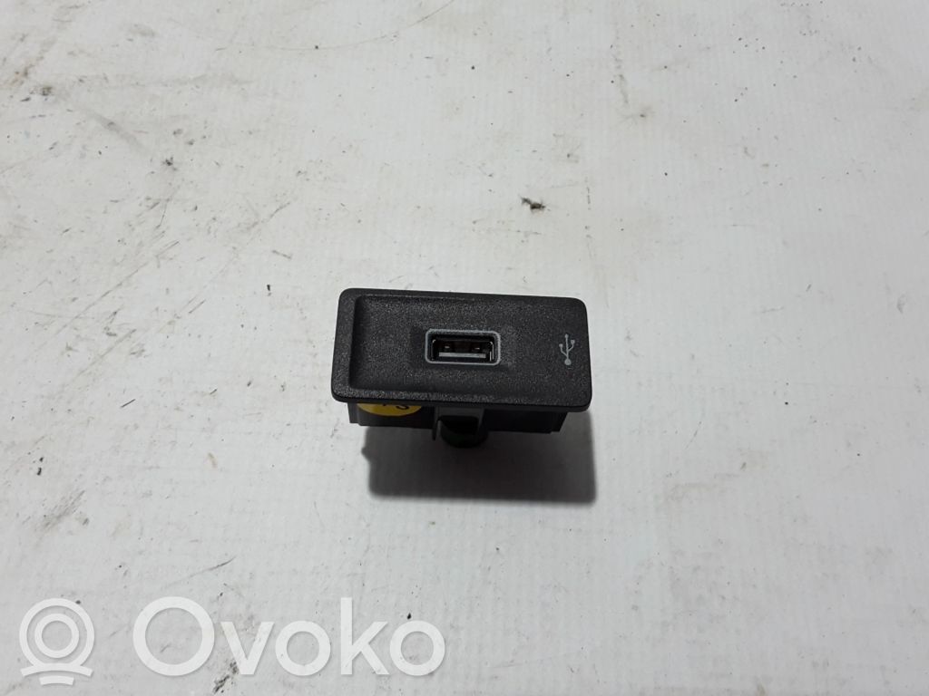 Volkswagen Touareg III Gniazdo / Złącze USB 