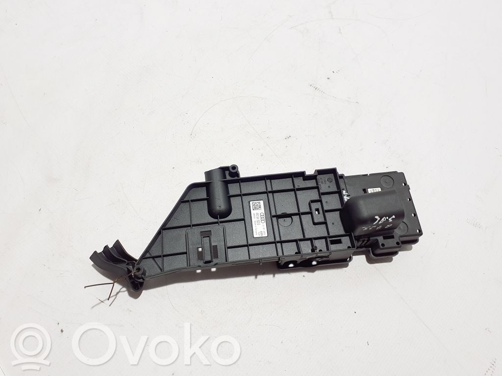 Audi Q7 4M Battery relay fuse 