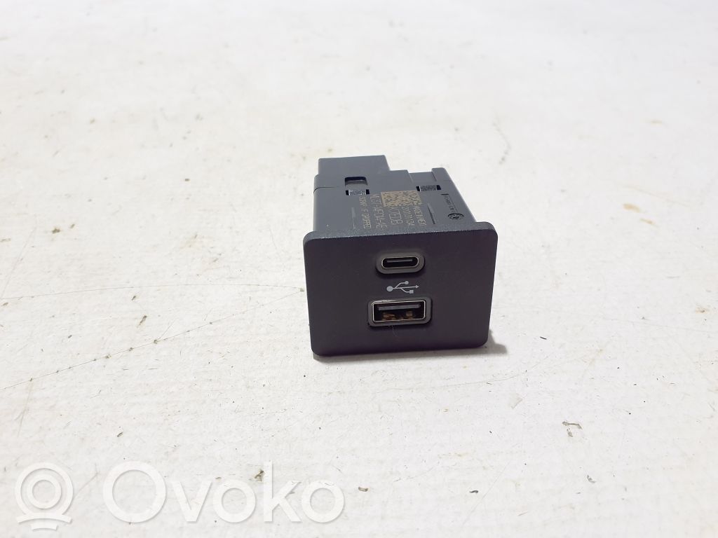 USB-pistokeliitin   ML3T14F014AB