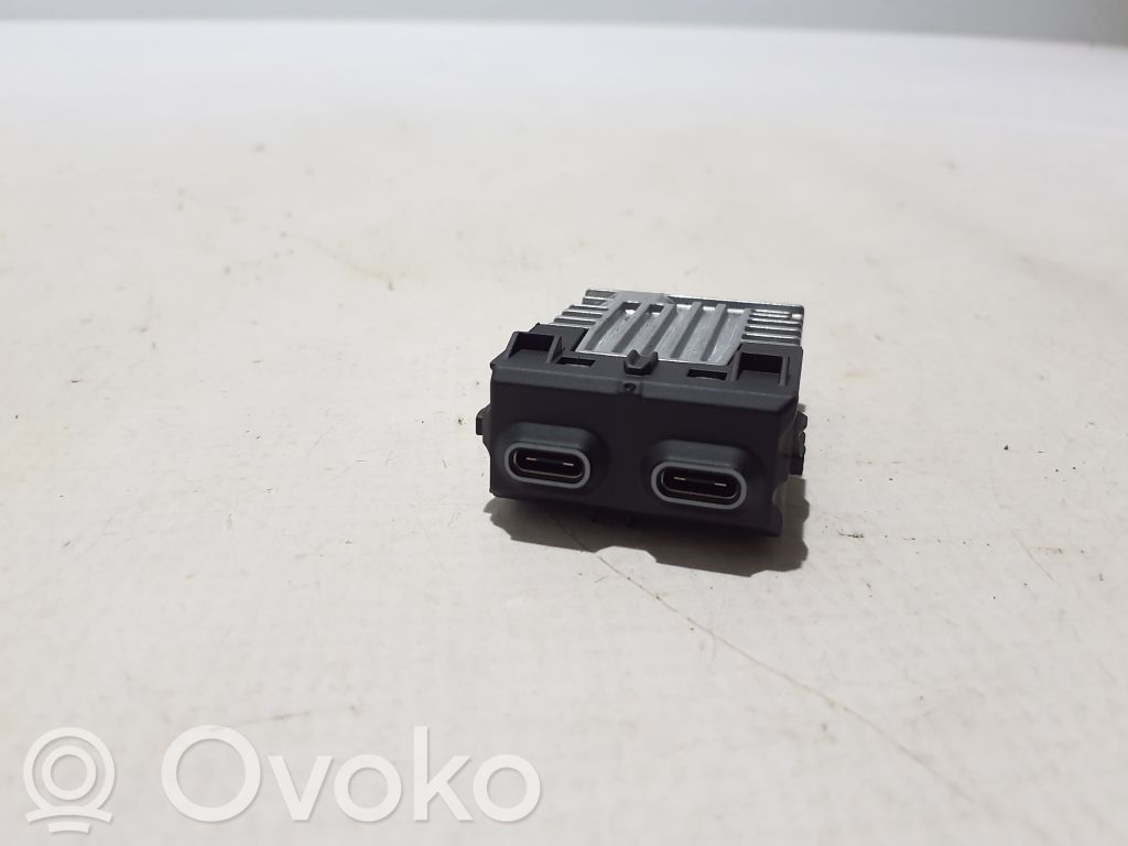 BMW i5 G60 Gniazdo / Złącze USB 