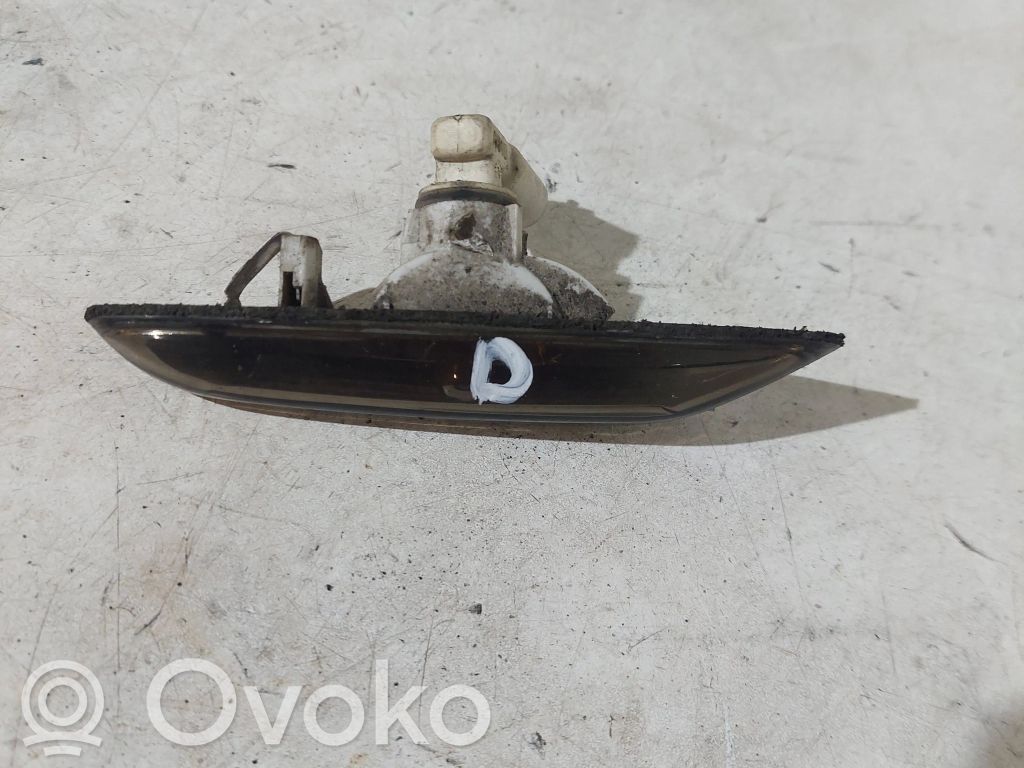 Front fender indicator light   6939816