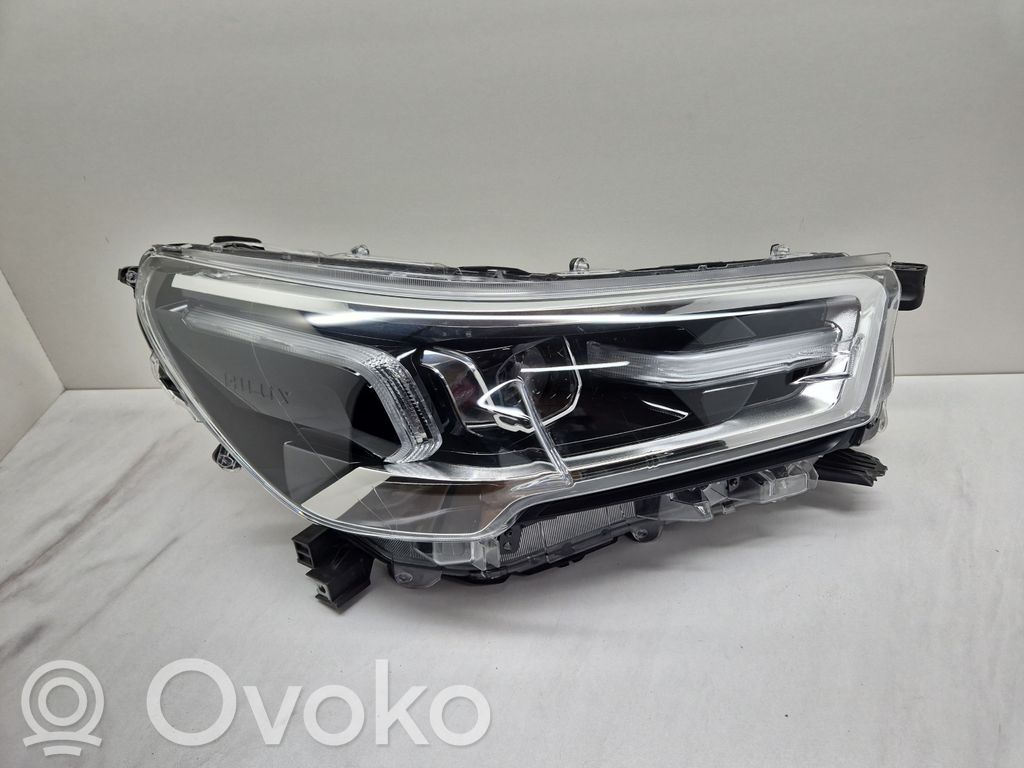 Toyota Hilux VIII Lampa przednia 