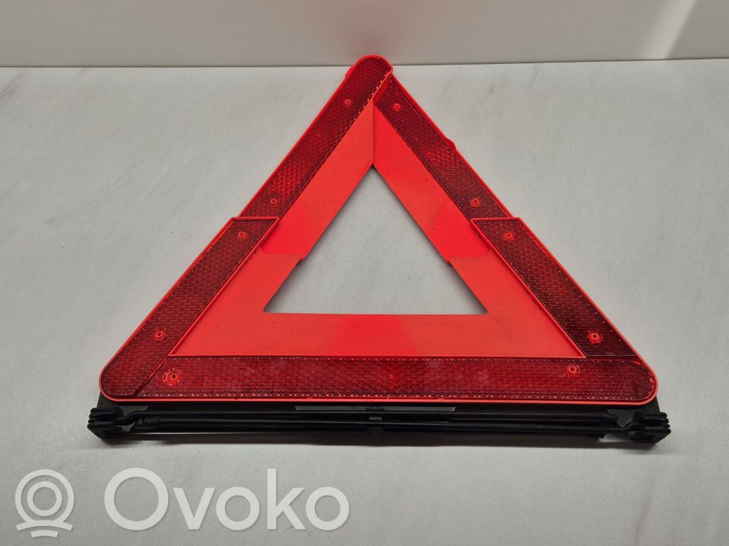 Audi A4 S4 B6 8E 8H Trójkąt ostrzegawczy 