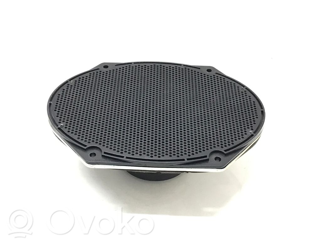 Ford Fusion Takaoven kaiutin 