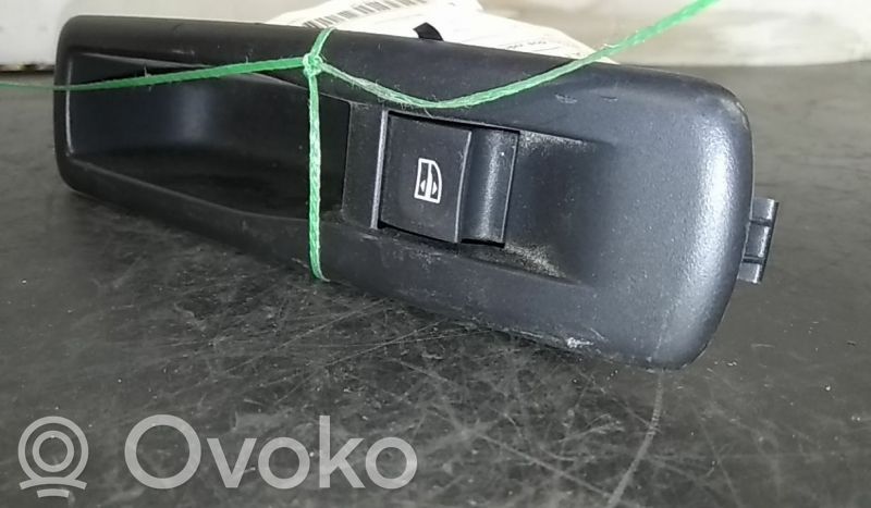 Electric window control switch   829500004R,156024250A