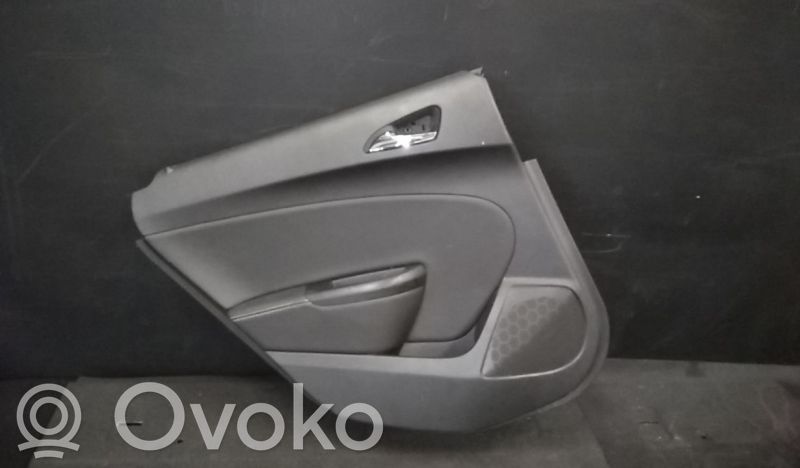 Opel Astra J Обшивка задней двери 