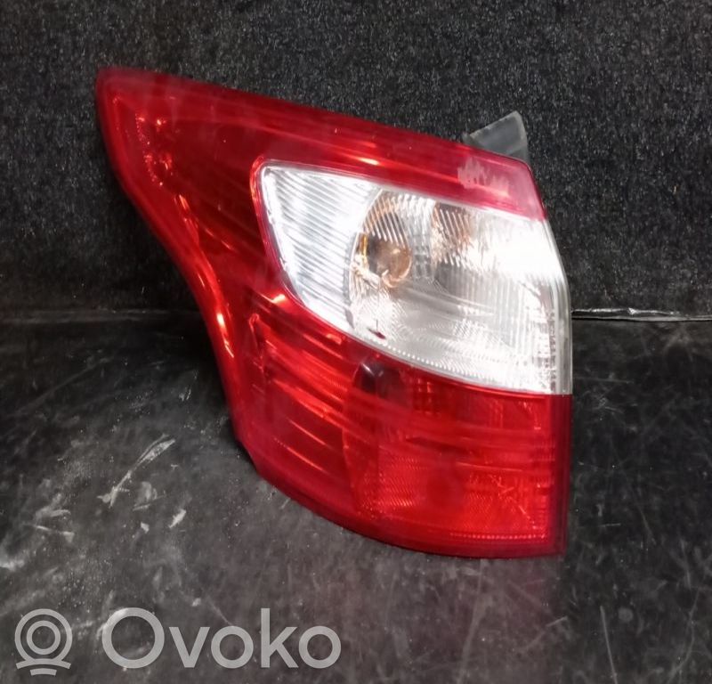 Tailgate rear/tail lights   COM,DEFEITO