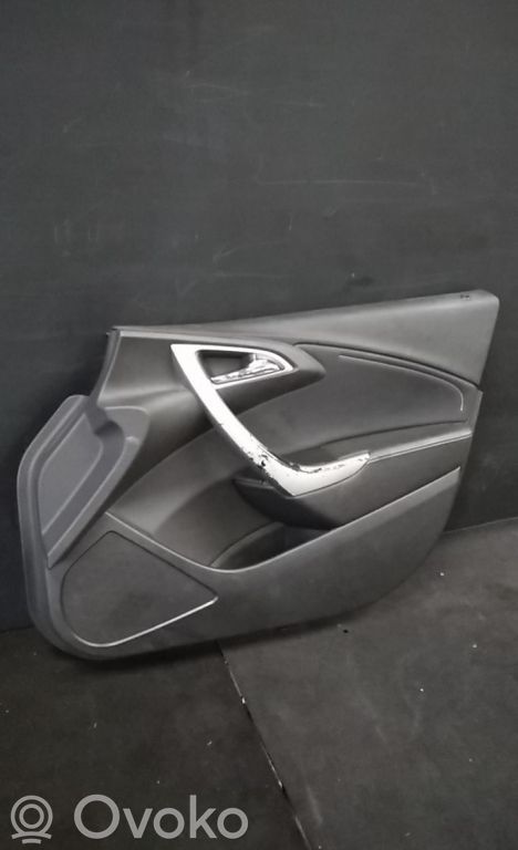 Opel Astra J Обшивка передней двери 