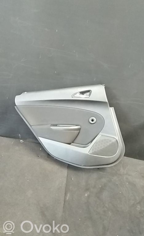 Opel Astra J Обшивка задней двери 