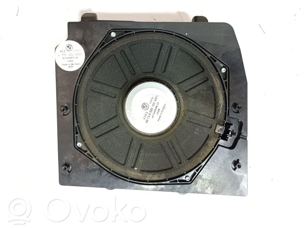 BMW X3 E83 Garsiakalbis panelėje 