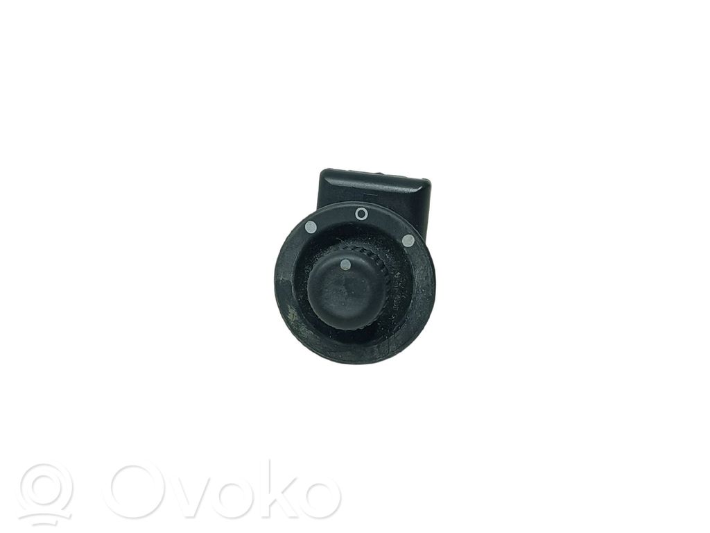 Renault Twingo III Wing mirror switch 